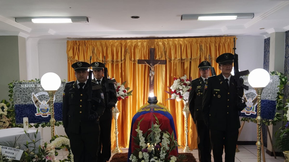 Féretro de la agente Policial Verónica Songor llegó a Loja y fue recibida con honores por sus compañeros