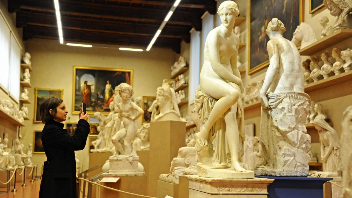 Una joven hace una foto de la obra