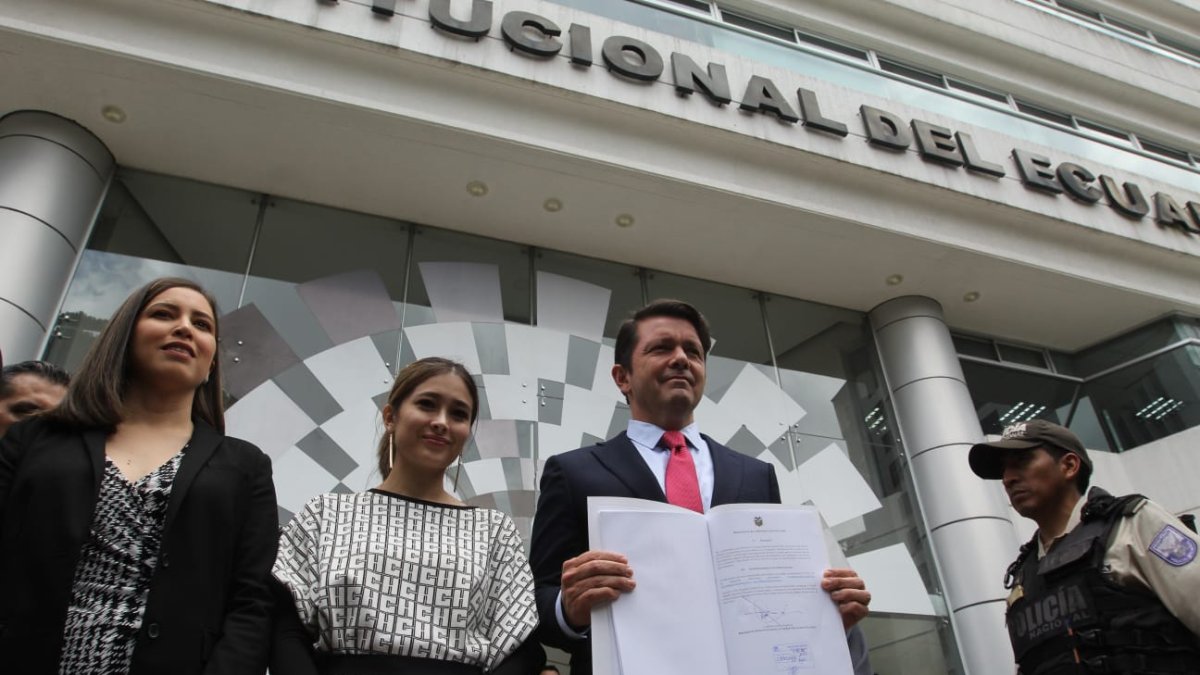El entonces ministro de Gobierno, Francisco Jiménez, junto a Karen Sichel (centro) y Ana Changuín durante la presentación  de las preguntas de la consulta en la Corte Constitucional.