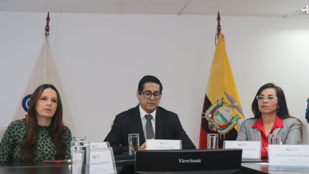 Autoridades del Sistema de Educación Superior en rueda de prensa en Quito este martes 18 de octubre