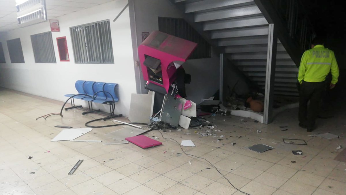 Hicieron explotar un cajero automático para robar el dinero.