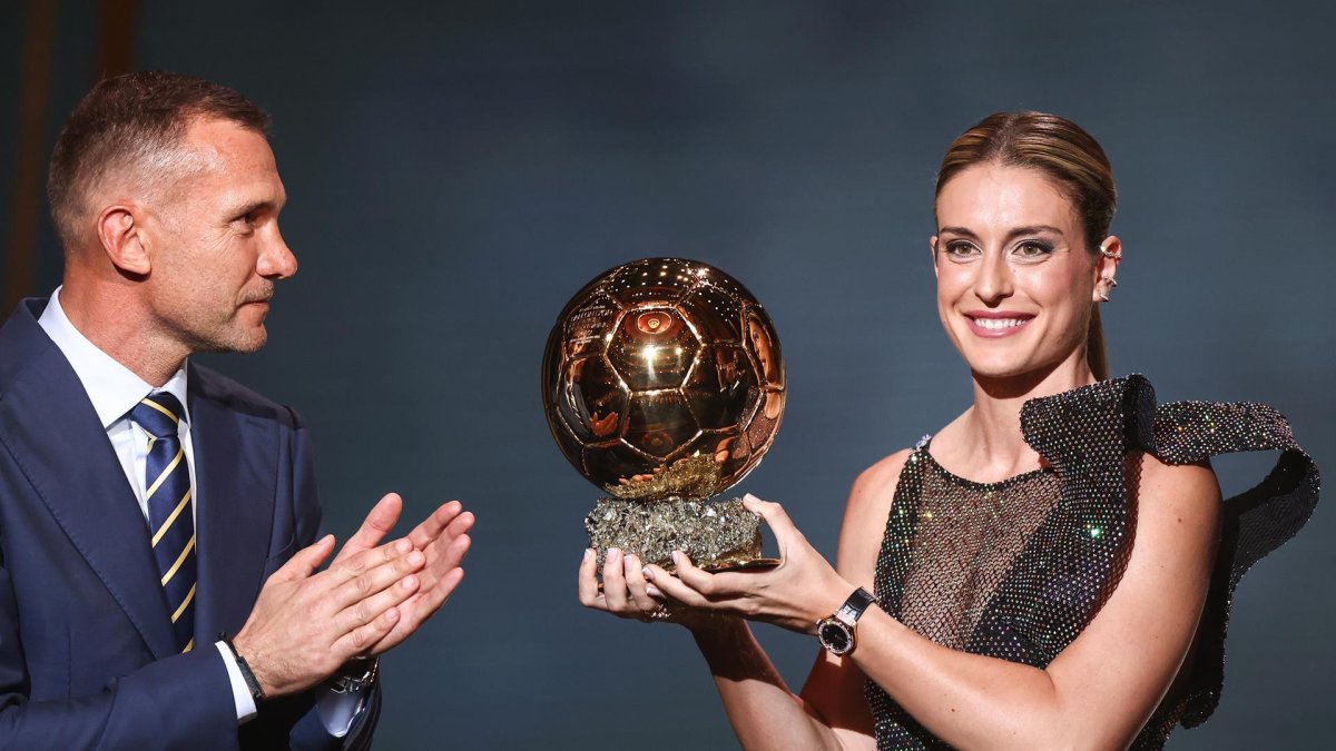 Alexia Putellas recibiendo el segundo balón de oro.