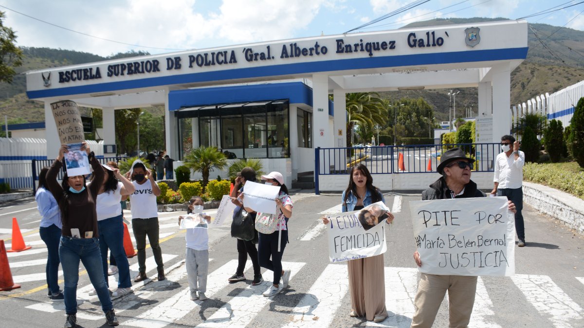 Referencia. Ciudadanos se presentaron a las afueras de la Escuela Policial para exigir justicia en el caso de María Belén Bernal.