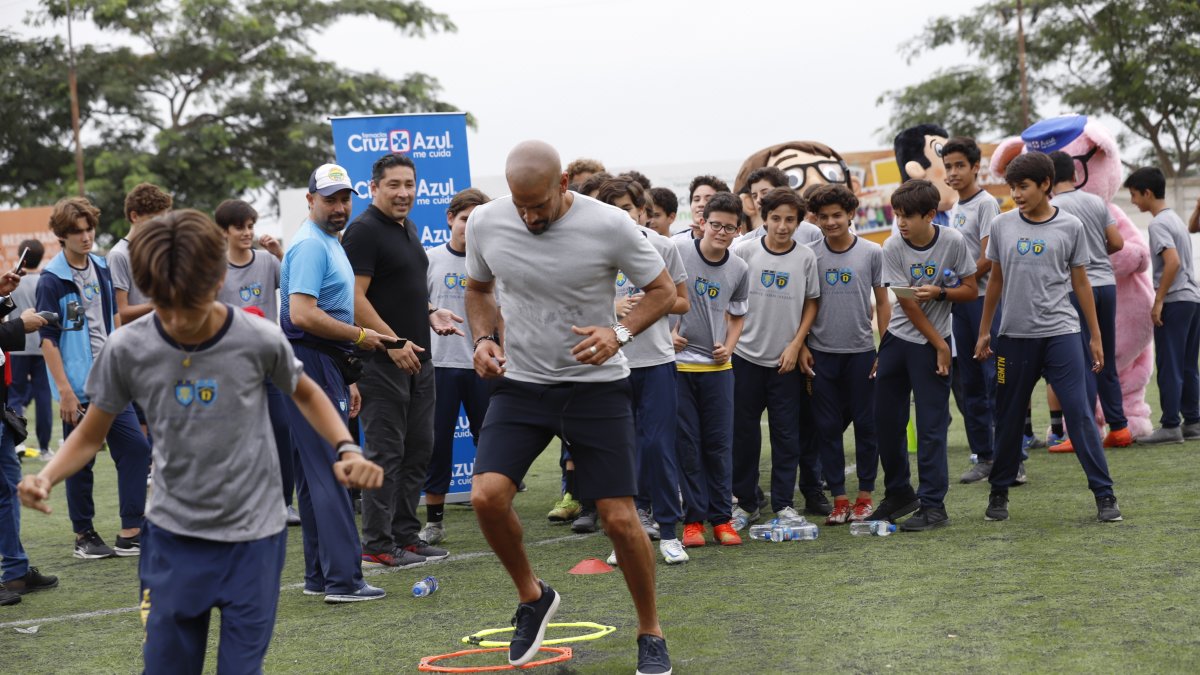 La Bruja participó de manera activa en la clínica con los estudiantes de ambos planteles.