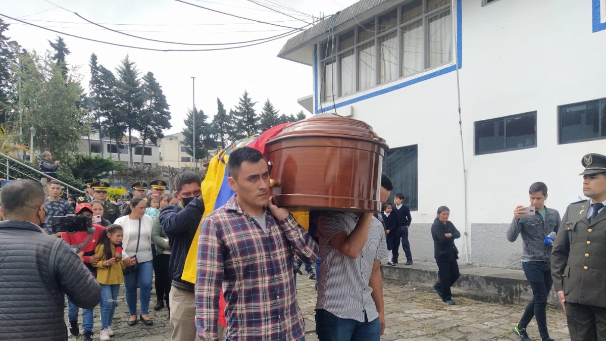 El féretro de la uniformada permaneció cerca de 20 horas en el Comando de Policía, sus compañeros le dieron el último adiós