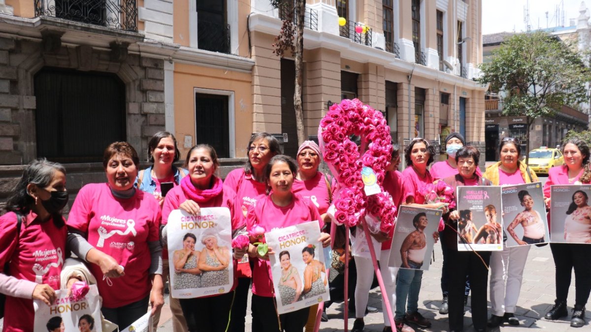 Acto. Mujeres pacientes entregaron un lazo de flores en la Vicepresidencia.