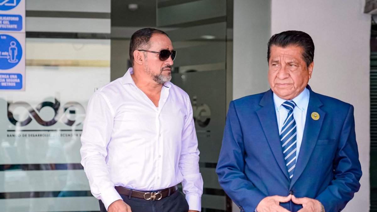 Reunión. Dalton Narváez y el gobernador Lorenzo Calvas tras la cita que tuvieron en el BEDE.