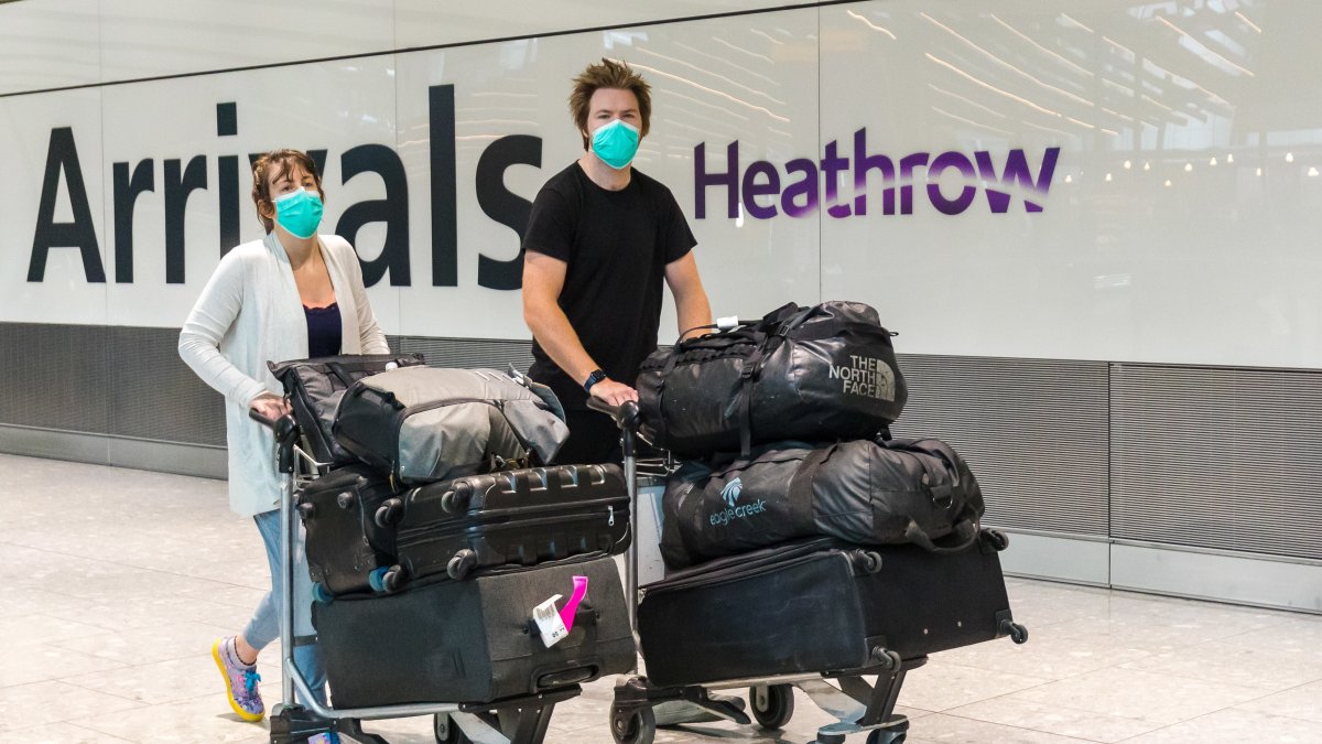 Pasajeros llegan al aeropuerto de Heathrow en Londres el 2 de agosto de 2021. /VICKIE FLORES