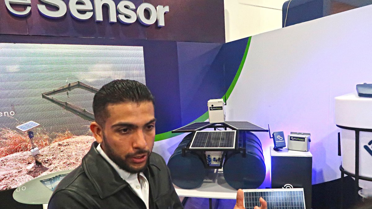 Feria. Miguel Fuente, gerente de BlueSensor, explica el sistema de alimentación acústica en tiempo real.