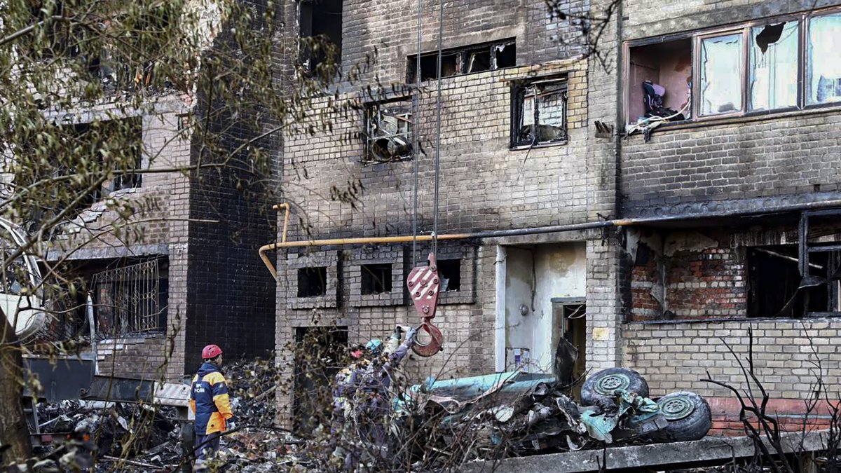 Una imagen muestra que los equipos de rescate rusos recogen escombros en el lugar del accidente del bombardero ruso Su 34 en Yeysk. 