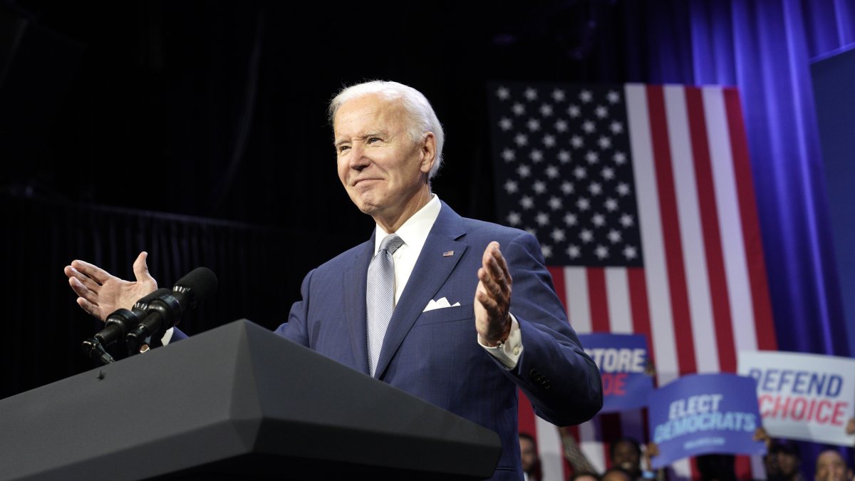 El presidente de Estados Unidos, Joe Biden, saluda a la audiencia luego de pronunciar un discurso en un acto político en el Teatro Howard, en Washington.
