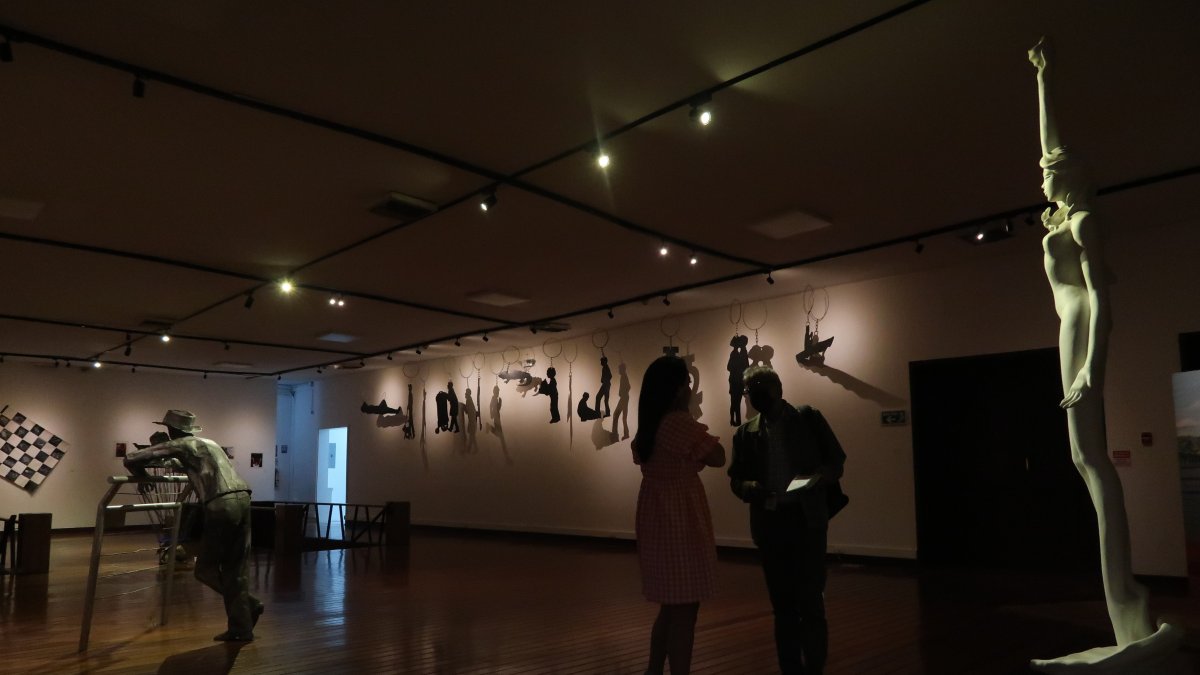 Dos obras. En primer plano, la obra que ganó el tercer lugar en 2004. Al fondo, el primer lugar de 2012.