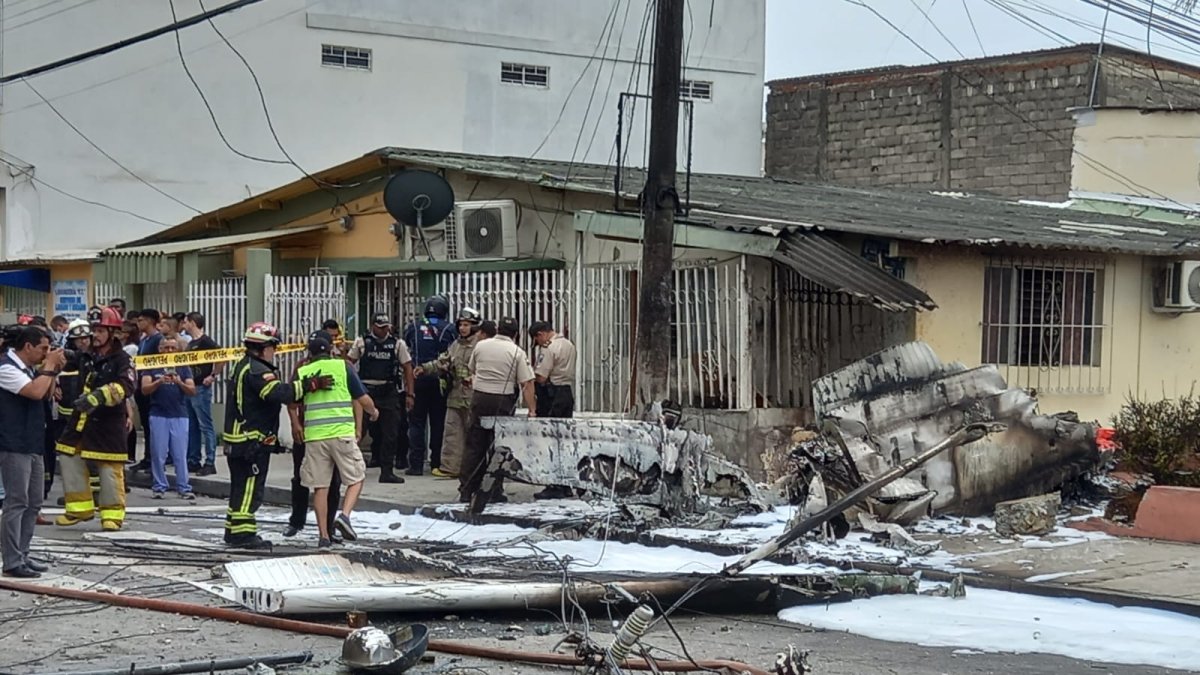 Bomberos son vistos en la zona del accidente de una avioneta en Guayaquil este 18 de octubre.