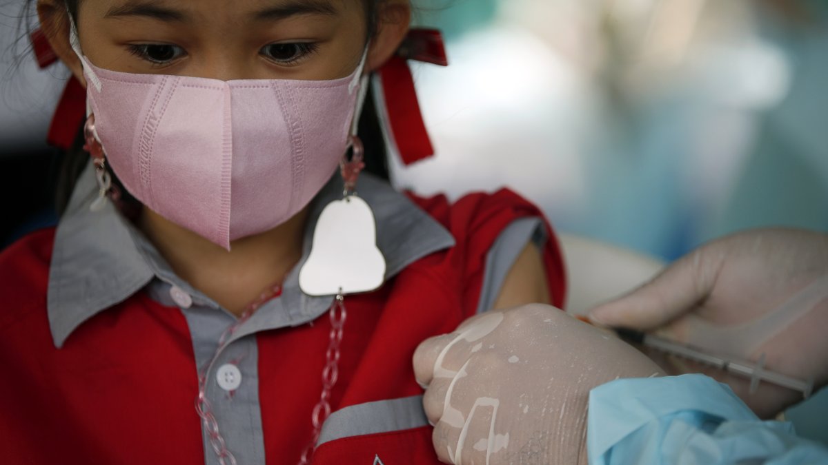 Un estudiante tailandés recibe una dosis de la vacuna contra el covid-19 durante la segunda campaña de vacunación para niños de cinco a ocho años en Bangkok, Tailandia, el 18 de mayo de 2022.