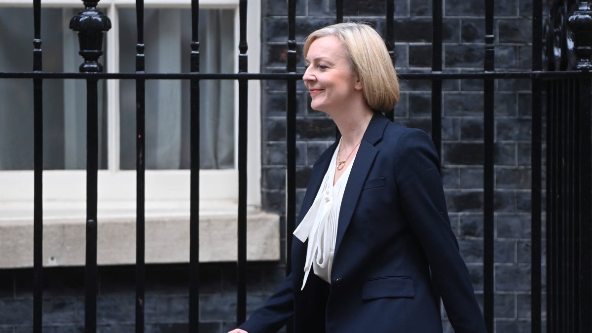 La primera ministra de Gran Bretaña, Liz Truss, sale de Downing Street en Londres este miércoles.