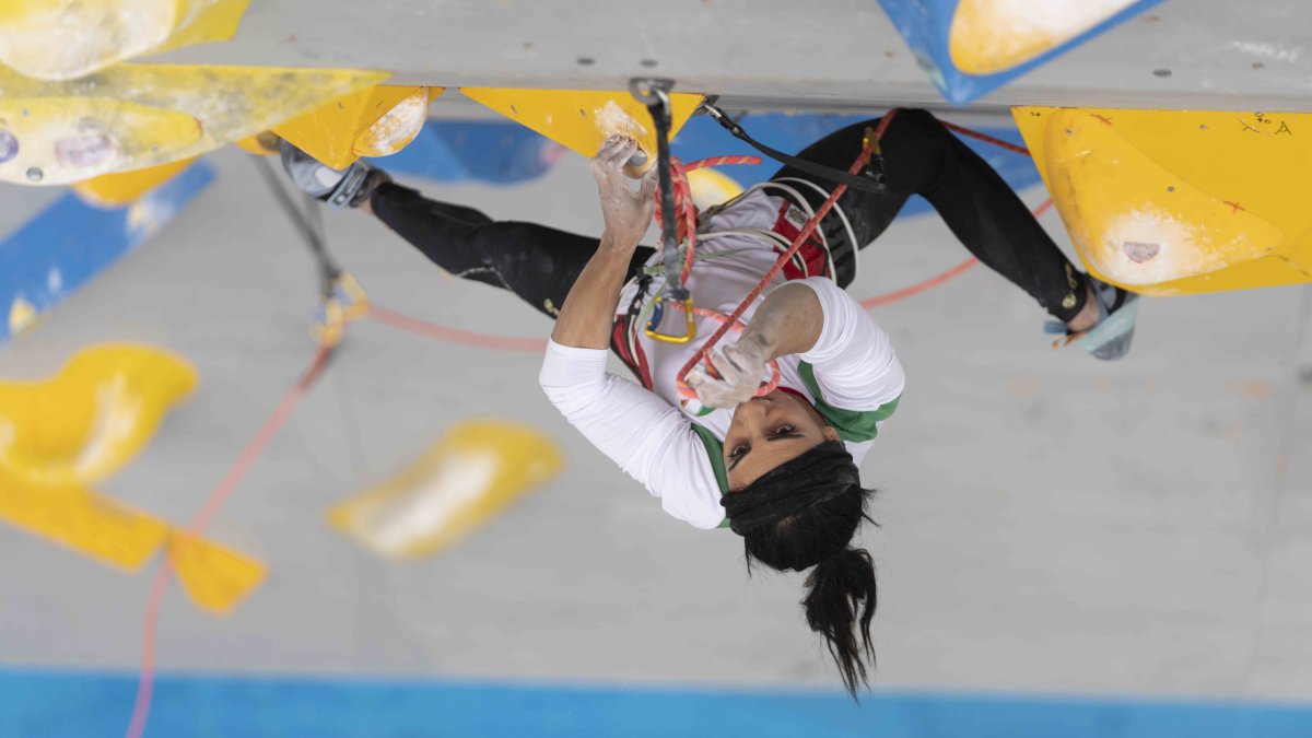 La deportista que escaló sin velo dice que lo hizo involuntariamente.