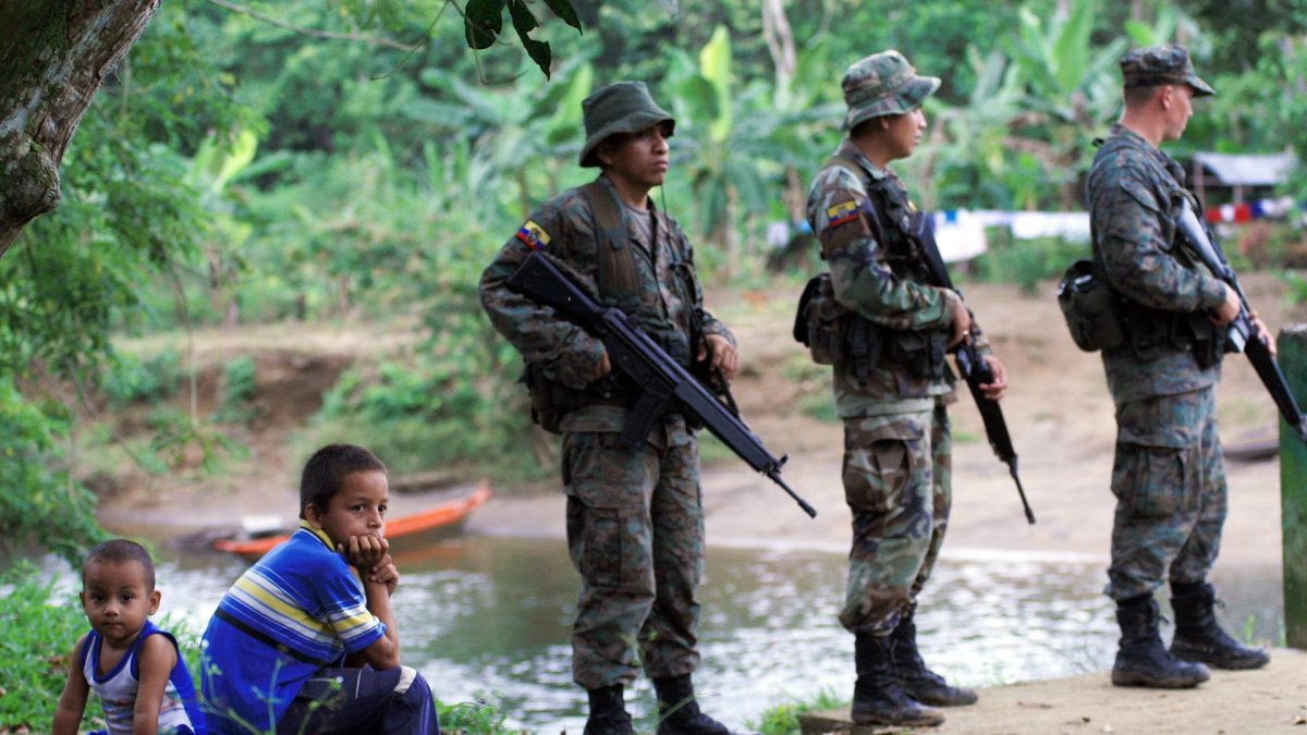 Fotografía de archivo sin fecha exacta del año 2007 donde aparecen soldados ecuatorianos mientras hacen guardia en la localidad fronteriza de Mataje (Ecuador).