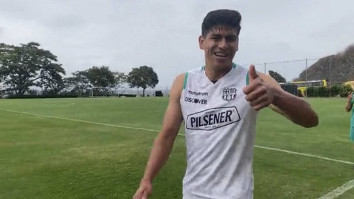 El defensor Xavier Arreaga saludando en la práctica matutina de Barcelona este miércoles 19 de octubre.