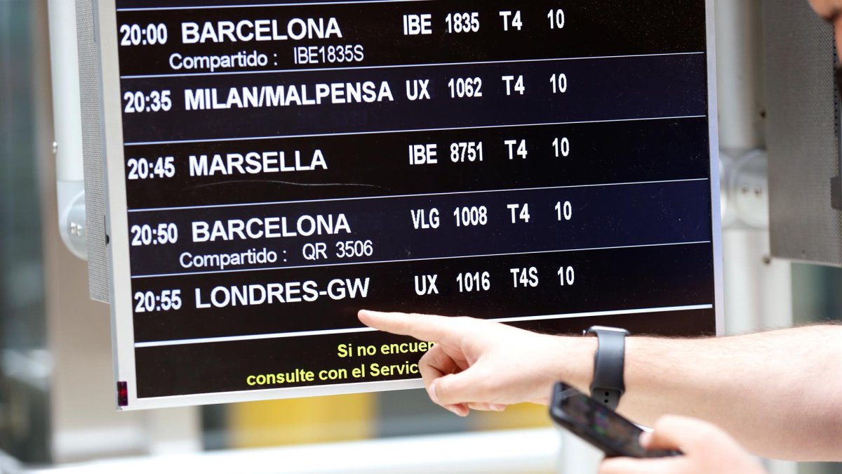 Una pantalla muestra información sobre vuelos hacia Londres, en una fotografía de archivo.