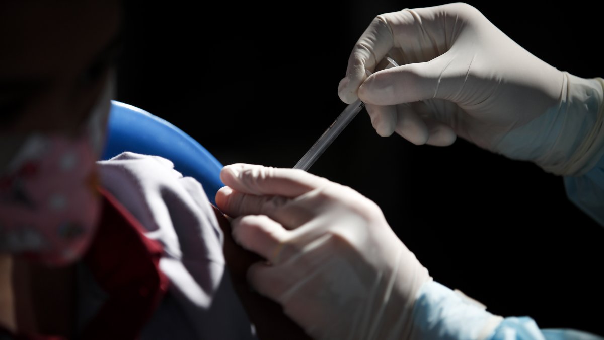 Un niño recibe una dosis de la vacuna Pfizer-BioNTech contra el covid-19 el 18 de mayo de 2022 en Tailandia.