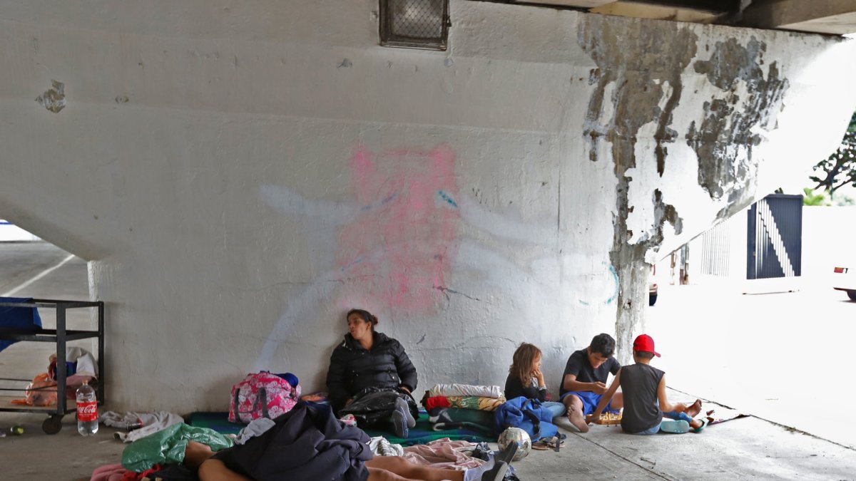 Esta familia está durmiendo debajo de puente del kilómetro 2.5 de la avenida Carlos Julio Arosemena y Las Monjas..