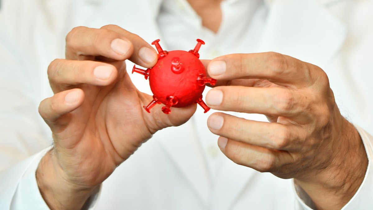 El cáncer colorrectal, apuntó, se origina en el colon o recto de la persona, y surge cuando las células del cuerpo empiezan a crecer de forma descontrolada. Imagen de archivo.