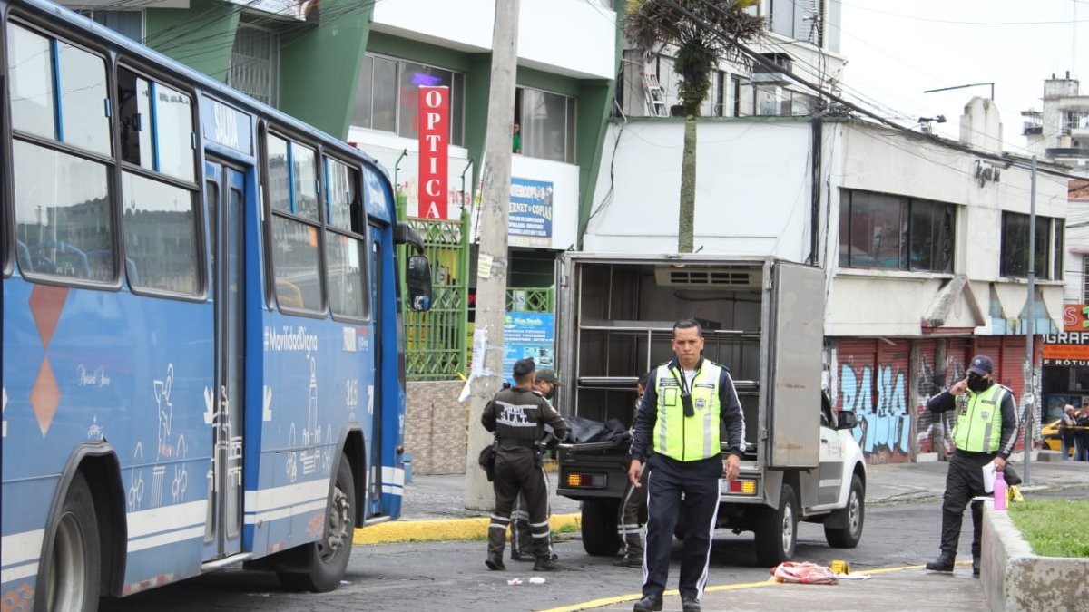 La joven al parecer no vio el bus cuando intentó cruzar la calle.