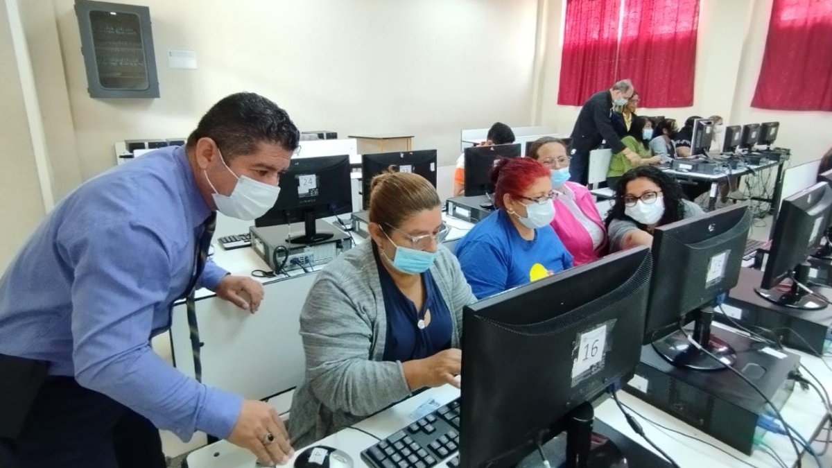 En varias sedes educativas los maestros rinden la prueba.