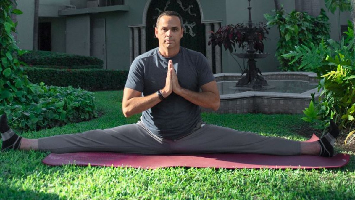 Asegura que la práctica de yoga, artes marciales y full conctact le han dado gran elasticidad en su cuerpo.