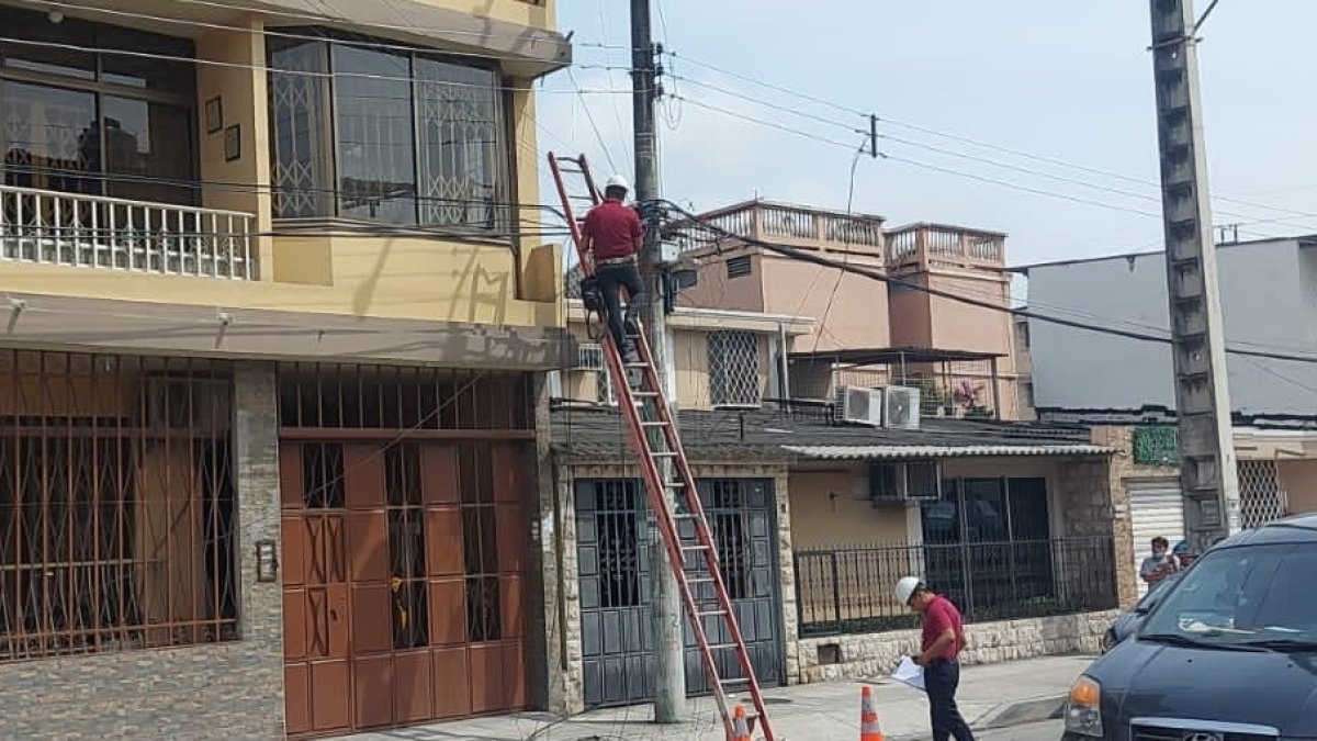 Este 19 de octubre, técnicos de CNEL verificaron si el servicio había vuelto tras los trabajos.