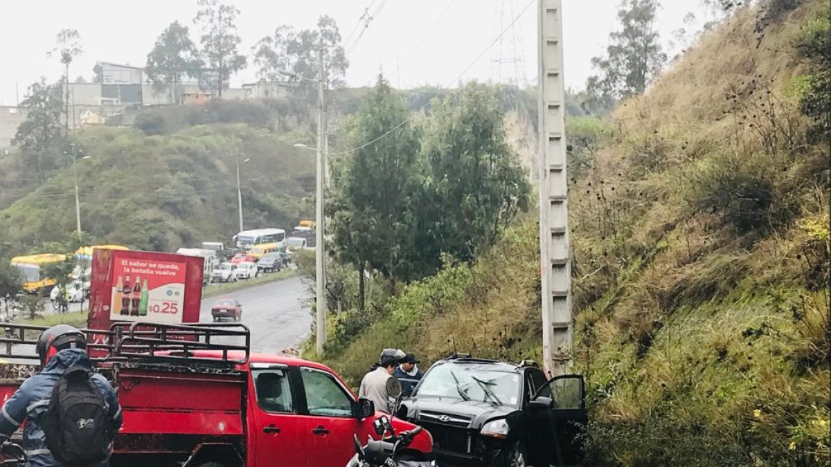 Embestido. Un automóvil se cruzó el parterre e impactó a otros que circulaban de norte a sur.