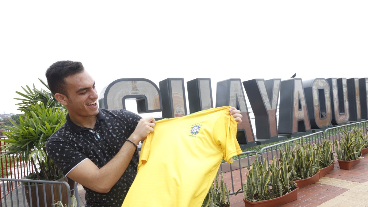 Los jóvenes preparan su camiseta brasileña para recibir a los extranjeros