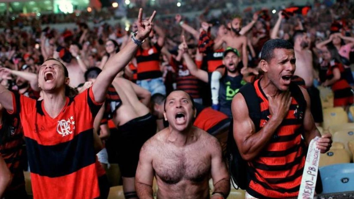 La hinchada de Flamengo hace esfuerzos para acompañar a su equipo en Guayaquil.