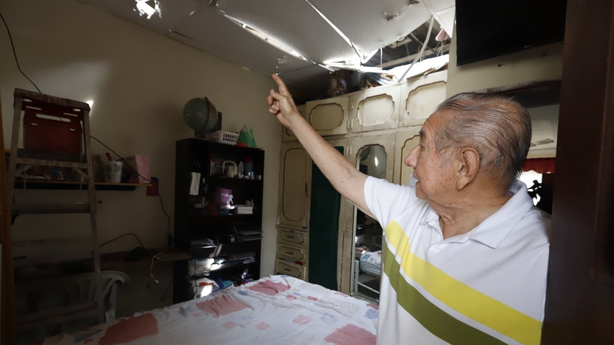 Efectos. Mauricio Véliz muestra el estado actual del tumbado, donde cayó una llanta de la avioneta, que quedó en el clóset de la habitación donde se encontraba su nieta, de 12 años.