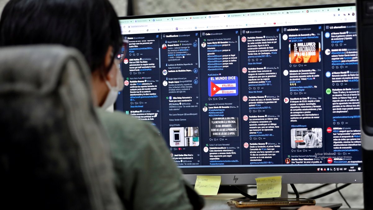 La Habana. Una mujer usa un computador en la capital cubana.