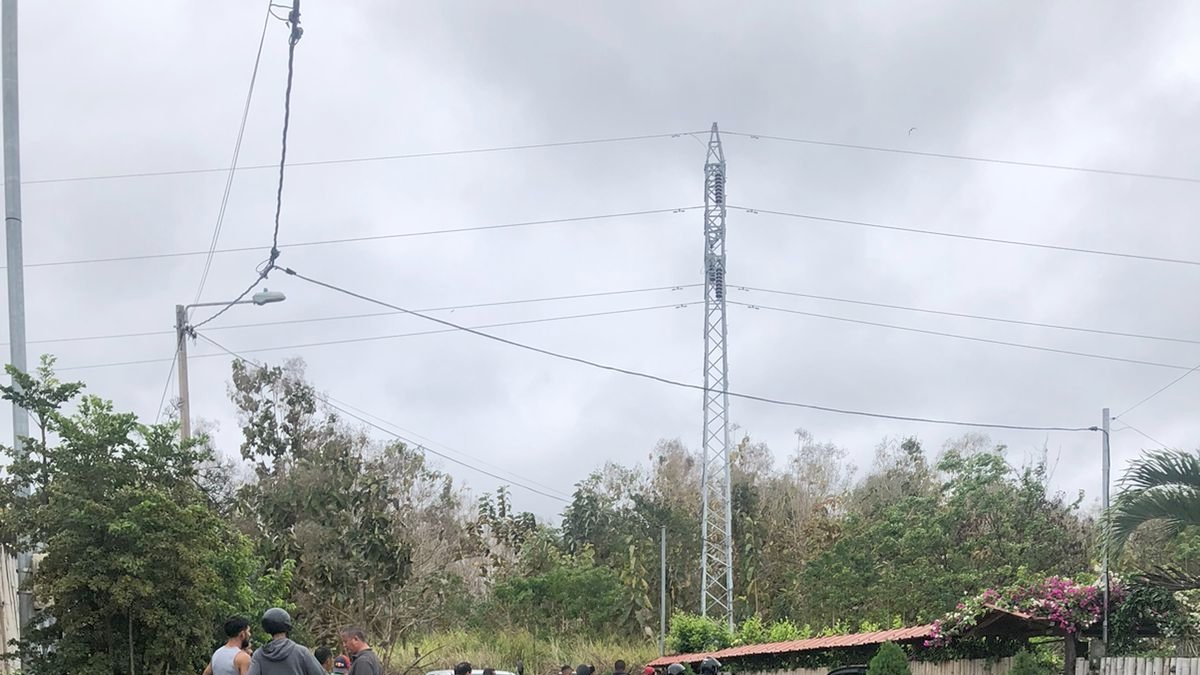 Pedernales. Elementos policiales recorren una zona en la que se detuvo a una persona la mañana de este miércoles 19 de septiembre.