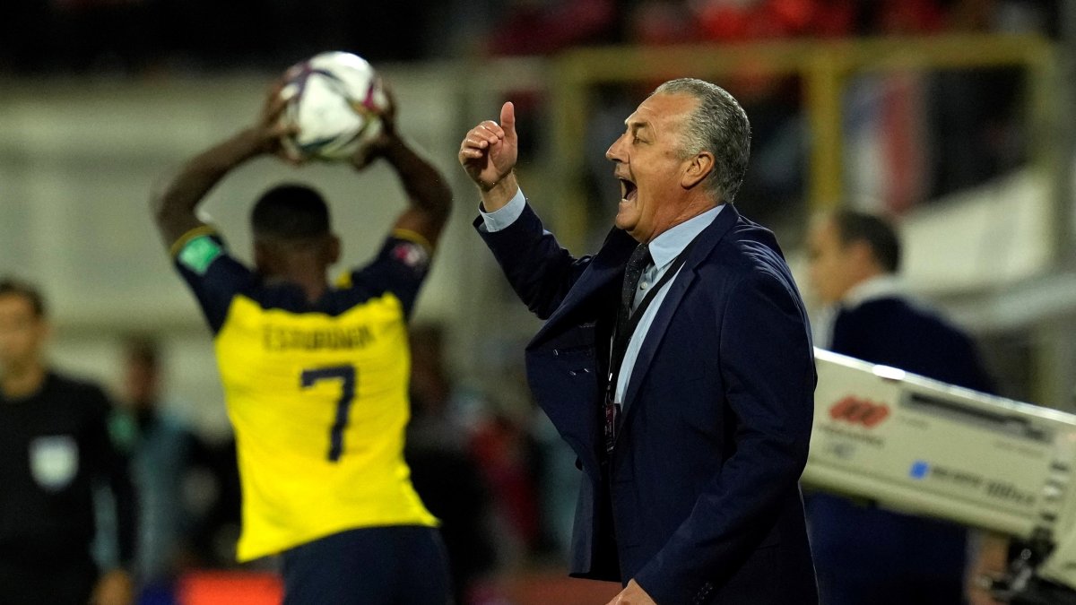 AME7898. SANTIAGO (CHILE), 16/11/2021.- Gustavo Alfaro director técnico de Ecuador reacciona hoy, en un partido de las eliminatorias sudamericanas para el Mundial de Catar 2022 entre Chile y Ecuador, en el estadio San Carlos de Apoquindo, en Santiago (Chile). EFE/Esteban Felix POOL