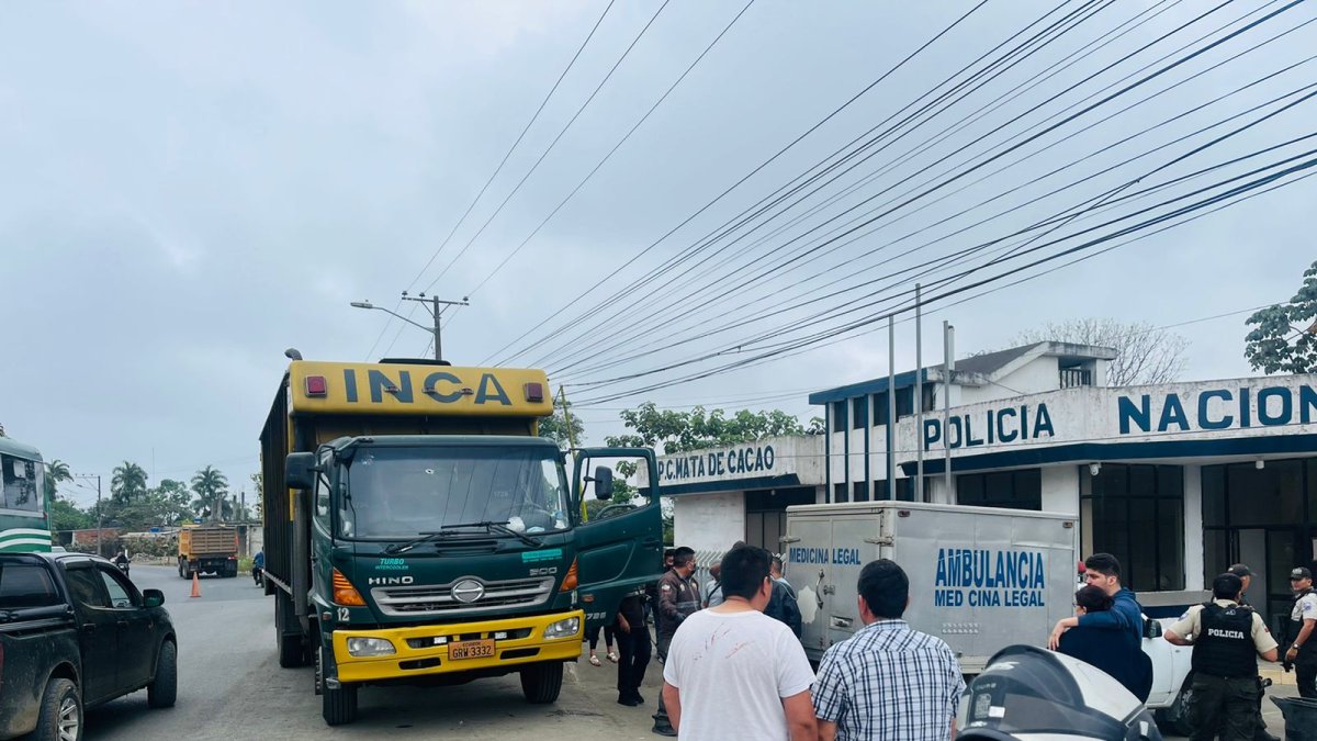 Babahoyo. El camión aparece estacionado frente a la unida policial, ubicado en la parroquia Mata de Cacao.