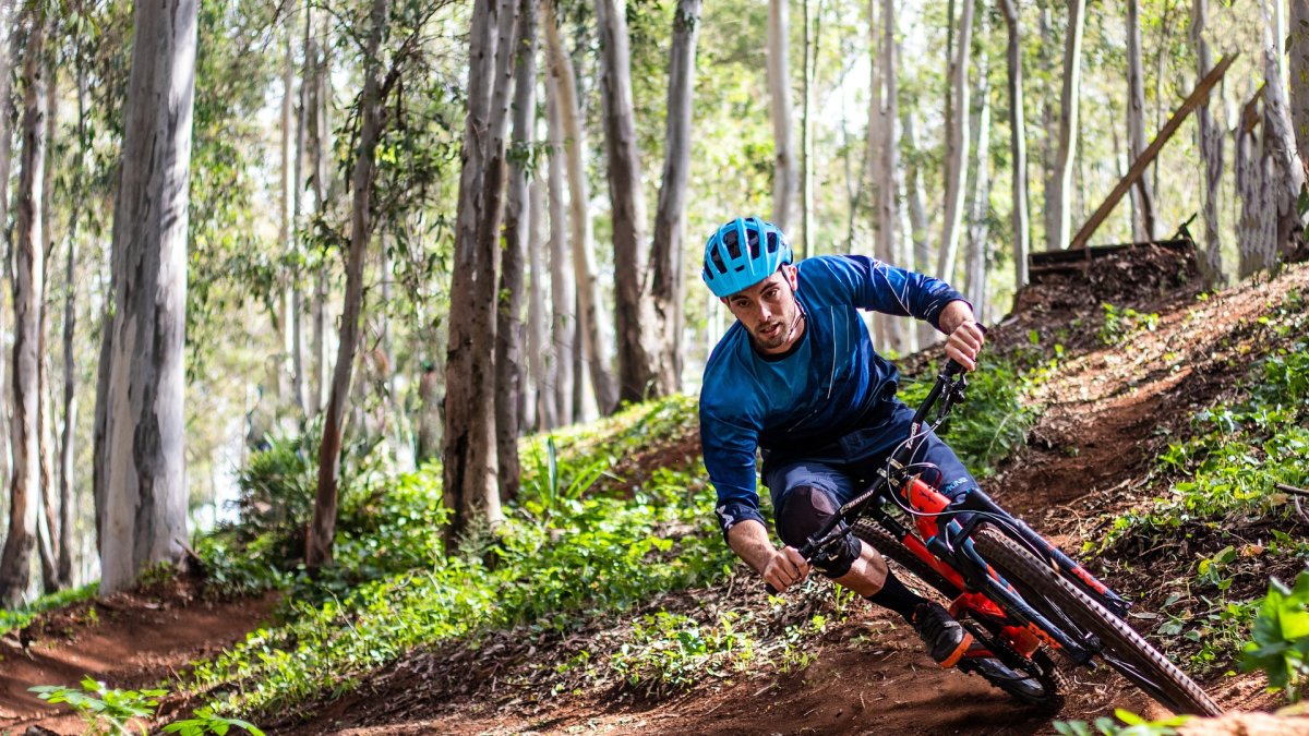 El equipamiento dependerá de la categoría de ciclismo: ruta, cross country, enduro, downhill, BMX, entre otras.