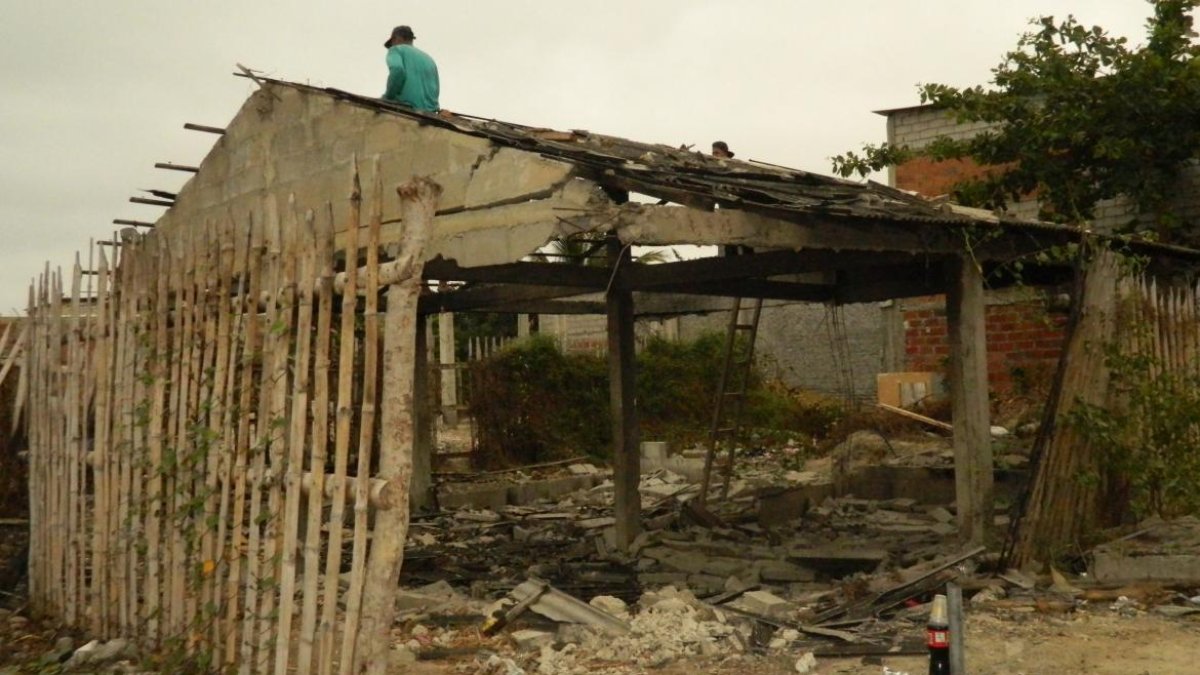 Poco a poco fueron derribando la casa abandonada.