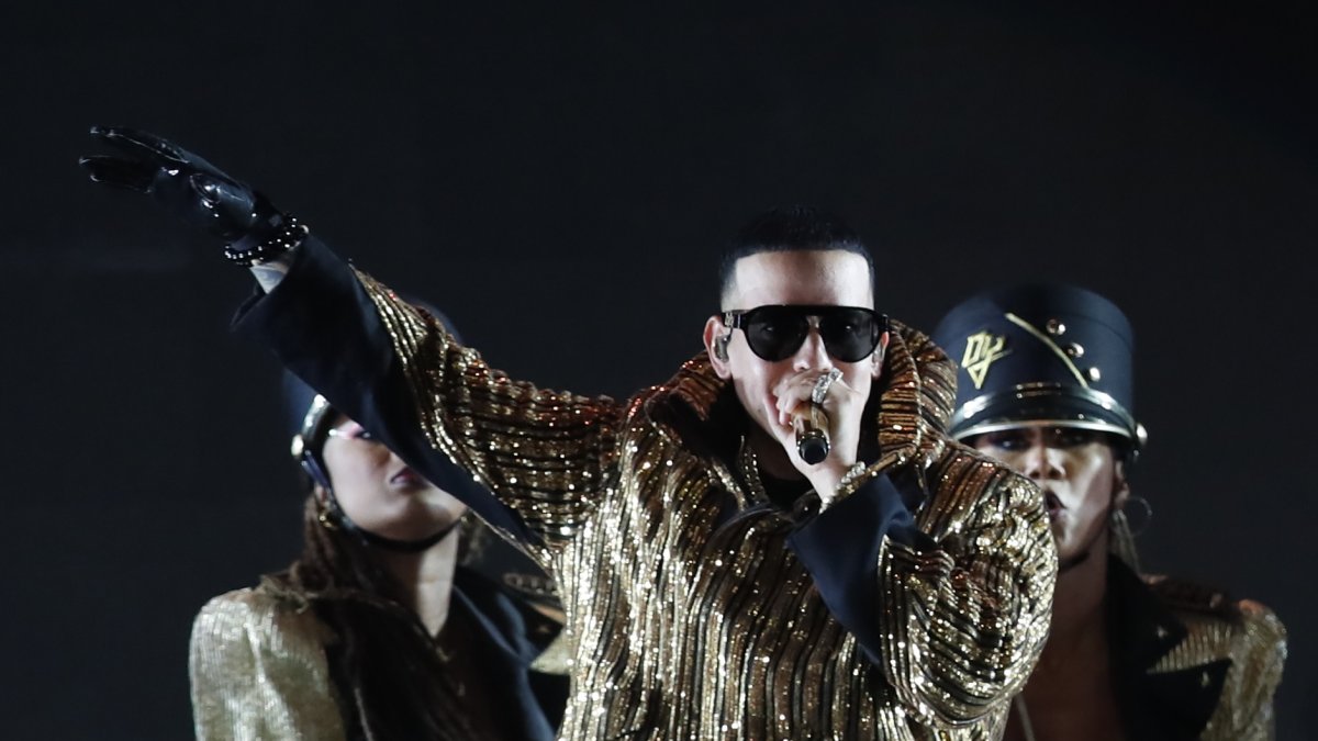El cantante Daddy Yankee se presenta durante un concierto de su gira 