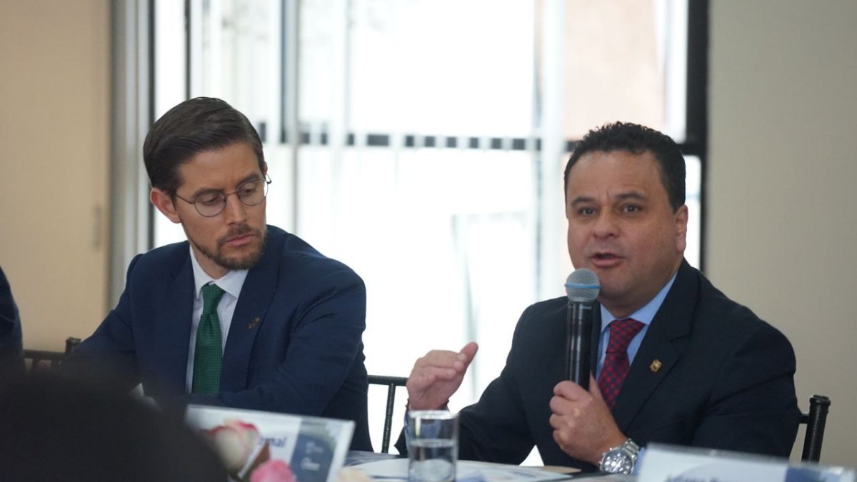 Esteban Bernal (d), Ministro de Inclusión Economocia y Social, Guillermo Avellán (i), Gerente General del Banco Central.