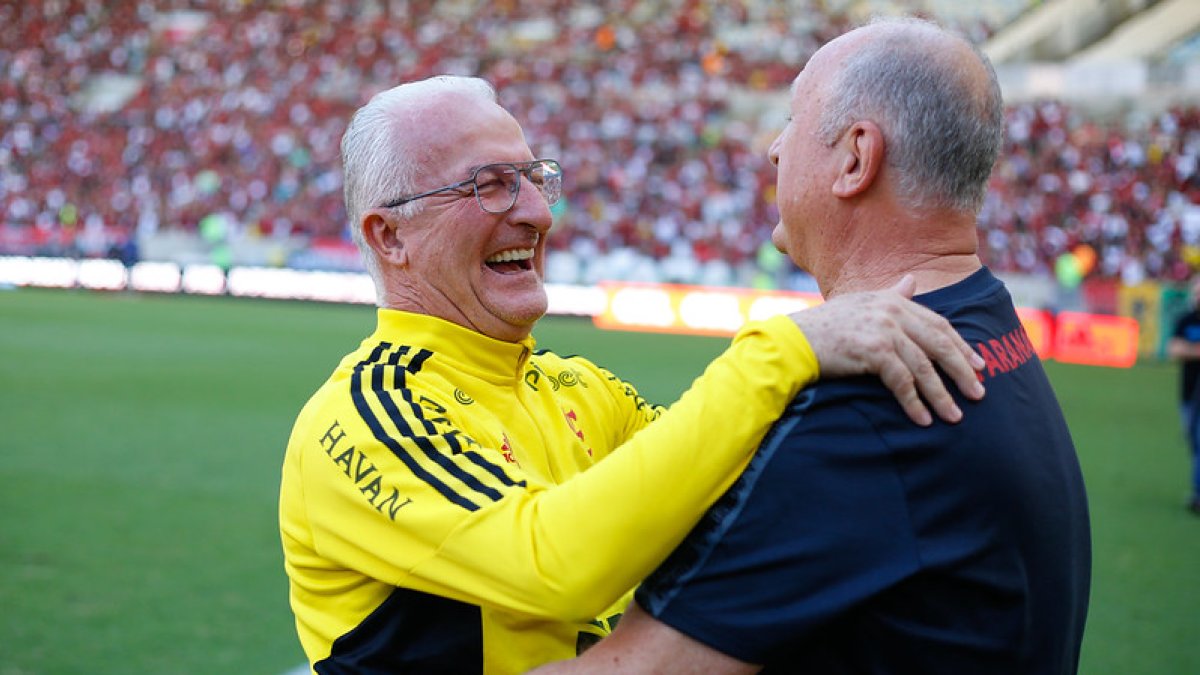 Dorival Júnior, entrenador del Flamengo, abraza a Luiz Felipe Scolari, estratega del Paranaense.