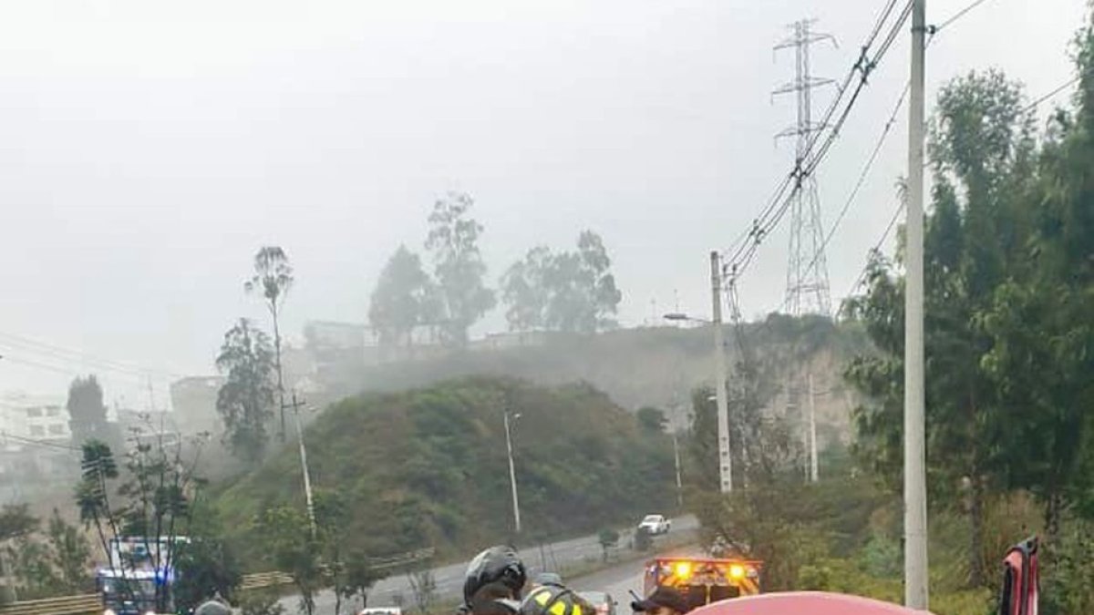 Control. Pese a que la mañana del jueves 20 de octubre no llovió, la calzada continuaba mojada y resbaladiza.