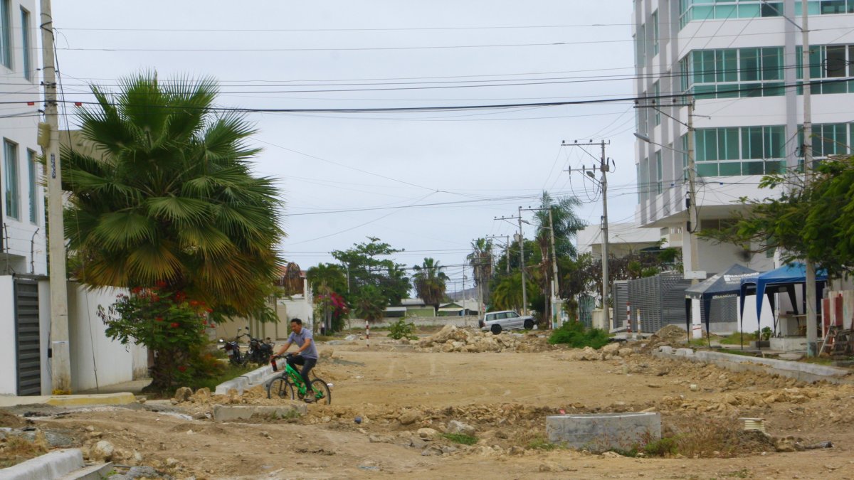 Vía intransitable. En la calle Cuarta resulta imposible circular con facilidad, debido a los trabajos que los conductores hallan a su paso. Hay rocas, tierra y hasta tuberías expuestas.