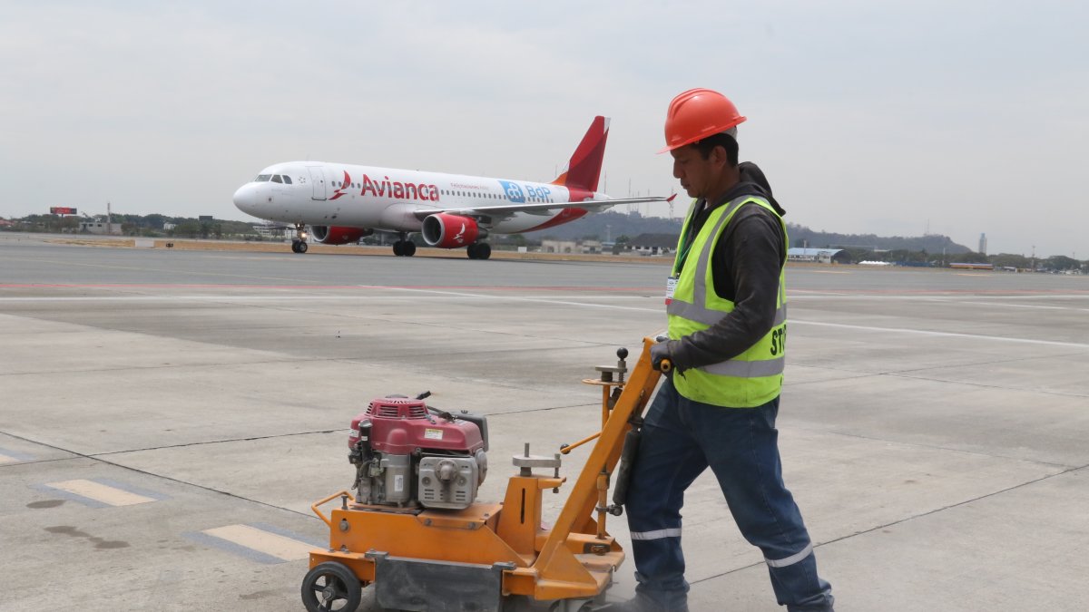 Señalética. Ayer trabajadores pulían el piso de los parqueos para pintar nuevamente la señalética.