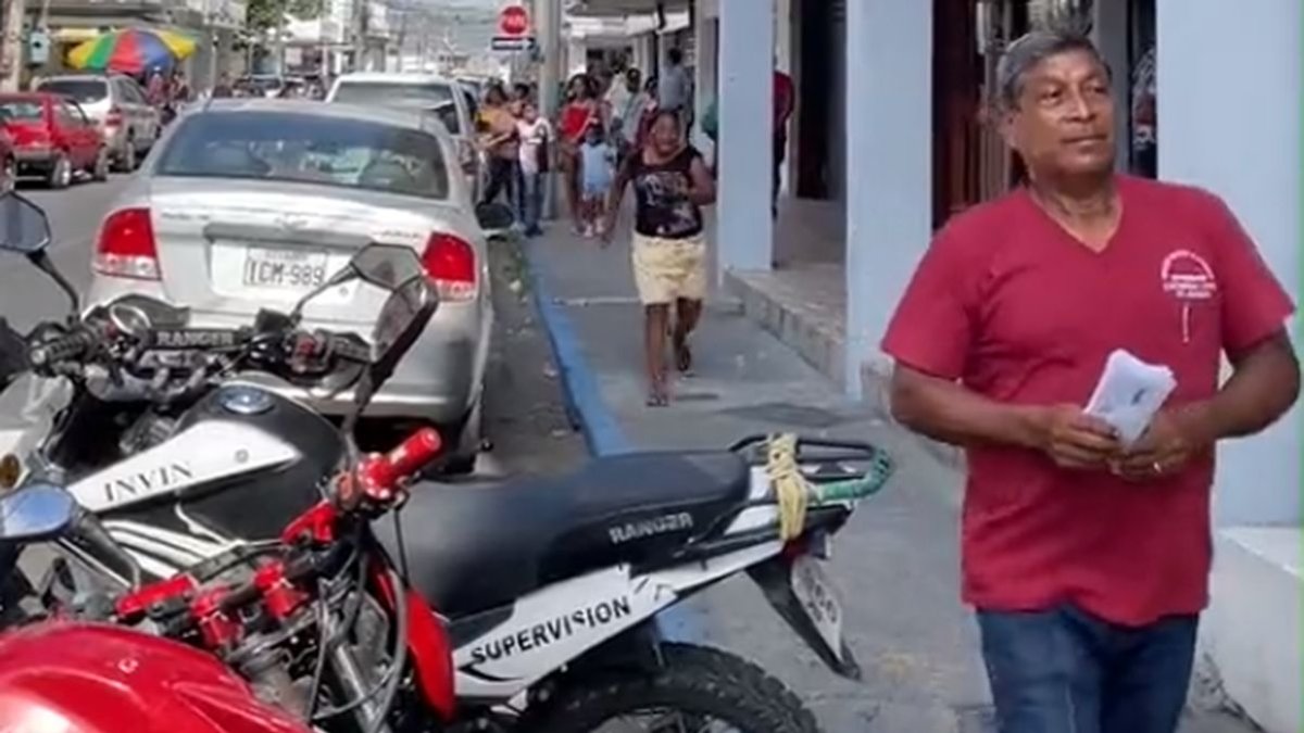 Situación. El miércoles 19 de octubre, la gente corría por el centro de Esmeraldas por temor a la violencia.