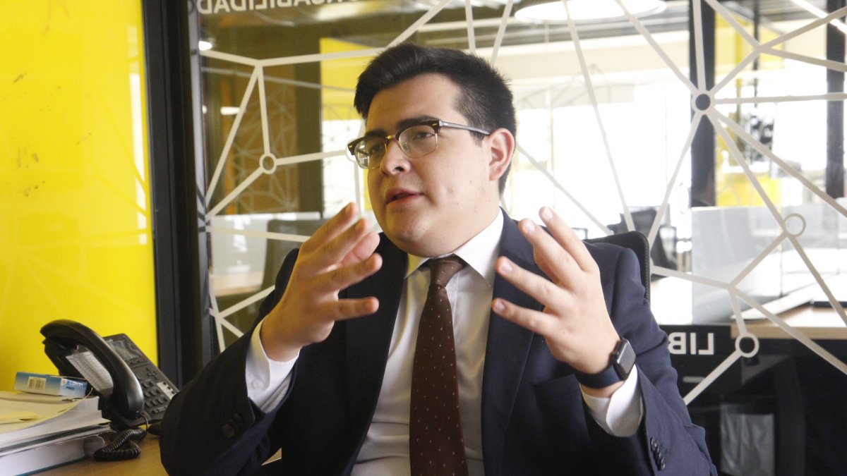 Postura. Almeida considera que lo hecho por el Gobierno en la reforma a la Ley de Comunicación por la libertad de prensa es un hito historico.