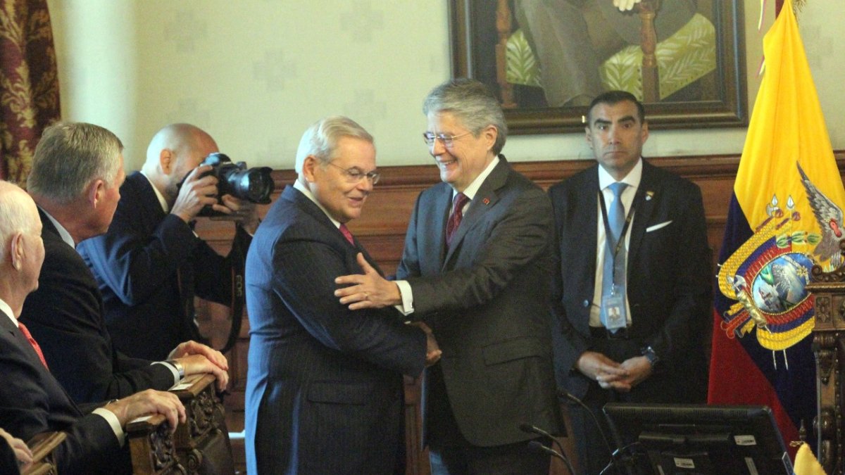 El presidente Guillermo Lasso saluda al senador demócrata Bob Menéndez en Carondelet.