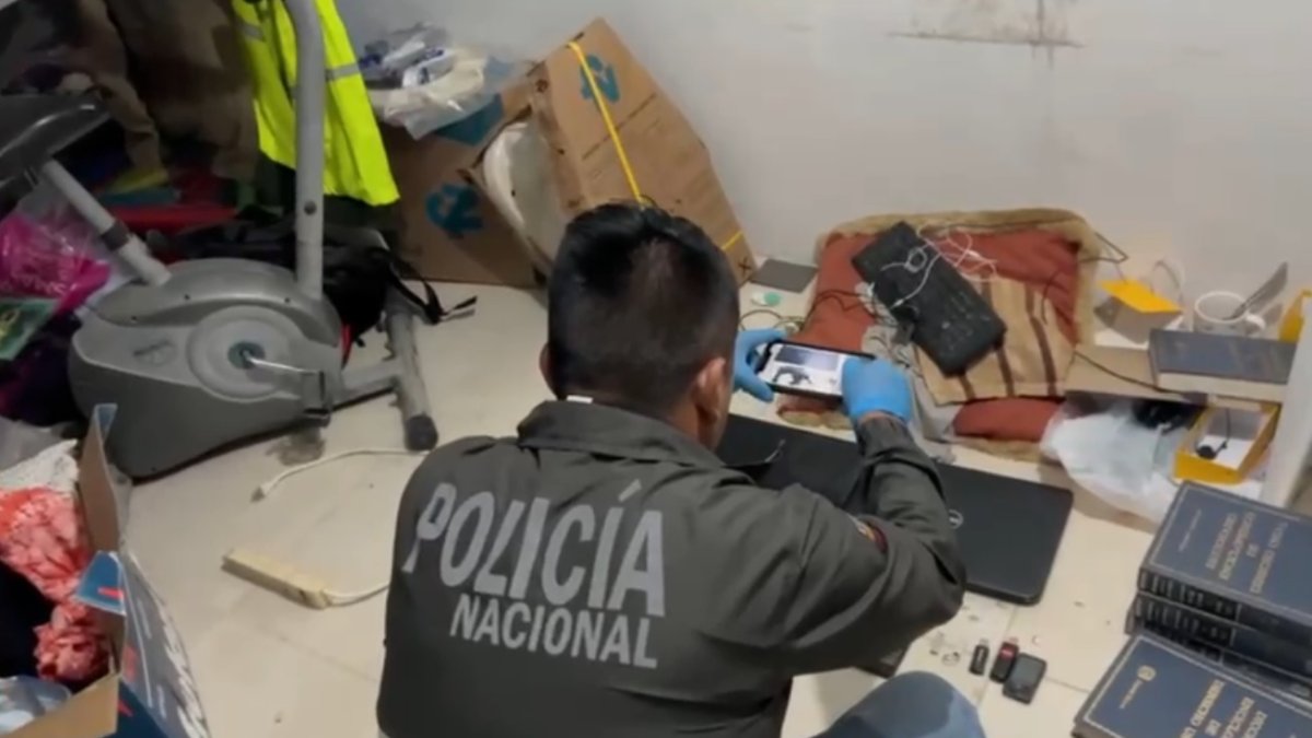 Evidencia. En los allanamientos se recopilaron las carpetas de pornografía.